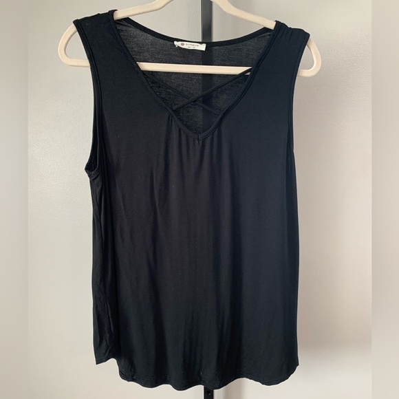 BOMBOM Black Sleeveless Top with Crisscross Detail - Picture 3 of 16